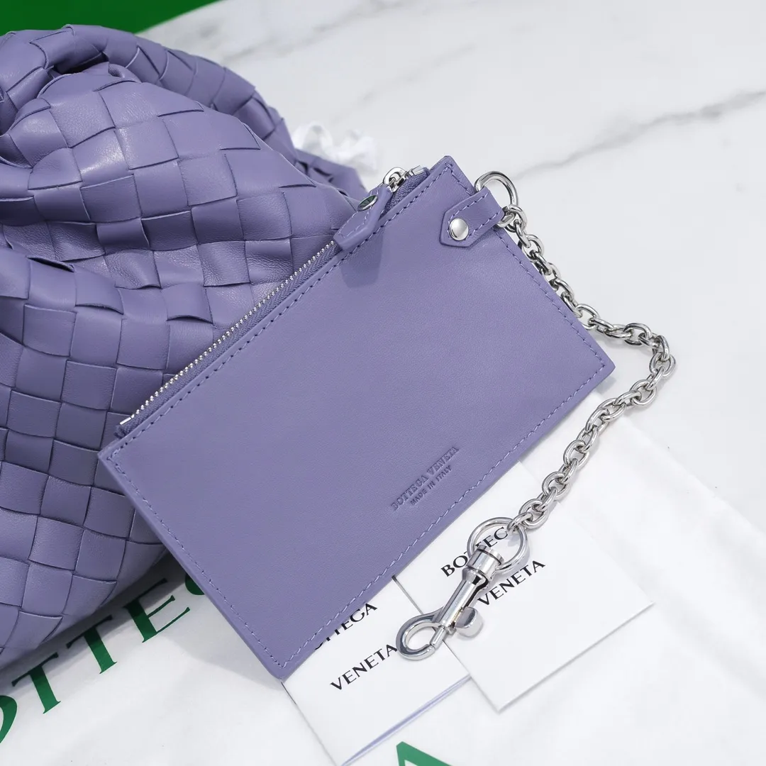 🔥🔥The counterattack of the popular Bottega Veneta started with this series of cloud bags, which went viral in the fashion circle and started a craze! Out of stock, out of stock, out of stock... One piece is hard to find, super hard to buy, regardless of age, season, or occasion. Very classy. Really, if you carry this on the road, it will turn heads! This is also the reason why this series is so expensive. Large size: 38*20*8.5cm [Big Cloud Weave] Burgundy